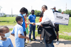 25 de agosto de 2021: El senador Sharif Street entrega un cheque al Club de Niños y Niñas Shane Victorino Nicetown para rehabilitar un campo adyacente al club con el fin de ofrecer actividades recreativas seguras al aire libre a sus miembros.  El club fue rebautizado después de que la fundación del ex jardinero central de los Phillies comprometiera un millón de dólares para rehabilitar las instalaciones cubiertas hace una década.