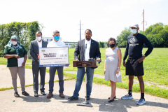 25 de agosto de 2021: El senador Sharif Street entrega un cheque al Club de Niños y Niñas Shane Victorino Nicetown para rehabilitar un campo adyacente al club con el fin de ofrecer actividades recreativas seguras al aire libre a sus miembros.  El club fue rebautizado después de que la fundación del ex jardinero central de los Phillies comprometiera un millón de dólares para rehabilitar las instalaciones cubiertas hace una década.