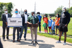 25 de agosto de 2021: El senador Sharif Street entrega un cheque al Club de Niños y Niñas Shane Victorino Nicetown para rehabilitar un campo adyacente al club con el fin de ofrecer actividades recreativas seguras al aire libre a sus miembros.  El club fue rebautizado después de que la fundación del ex jardinero central de los Phillies comprometiera un millón de dólares para rehabilitar las instalaciones cubiertas hace una década.