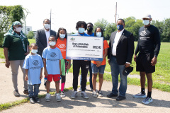25 de agosto de 2021: El senador Sharif Street entrega un cheque al Club de Niños y Niñas Shane Victorino Nicetown para rehabilitar un campo adyacente al club con el fin de ofrecer actividades recreativas seguras al aire libre a sus miembros.  El club fue rebautizado después de que la fundación del ex jardinero central de los Phillies comprometiera un millón de dólares para rehabilitar las instalaciones cubiertas hace una década.