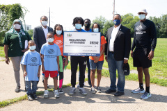 25 de agosto de 2021: El senador Sharif Street entrega un cheque al Club de Niños y Niñas Shane Victorino Nicetown para rehabilitar un campo adyacente al club con el fin de ofrecer actividades recreativas seguras al aire libre a sus miembros.  El club fue rebautizado después de que la fundación del ex jardinero central de los Phillies comprometiera un millón de dólares para rehabilitar las instalaciones cubiertas hace una década.