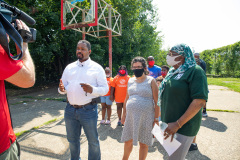 25 de agosto de 2021: El senador Sharif Street entrega un cheque al Club de Niños y Niñas Shane Victorino Nicetown para rehabilitar un campo adyacente al club con el fin de ofrecer actividades recreativas seguras al aire libre a sus miembros.  El club fue rebautizado después de que la fundación del ex jardinero central de los Phillies comprometiera un millón de dólares para rehabilitar las instalaciones cubiertas hace una década.