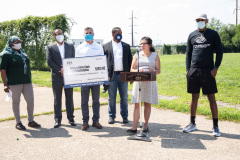 25 de agosto de 2021: El senador Sharif Street entrega un cheque al Club de Niños y Niñas Shane Victorino Nicetown para rehabilitar un campo adyacente al club con el fin de ofrecer actividades recreativas seguras al aire libre a sus miembros.  El club fue rebautizado después de que la fundación del ex jardinero central de los Phillies comprometiera un millón de dólares para rehabilitar las instalaciones cubiertas hace una década.