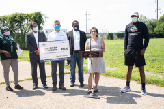 25 de agosto de 2021: El senador Sharif Street entrega un cheque al Club de Niños y Niñas Shane Victorino Nicetown para rehabilitar un campo adyacente al club con el fin de ofrecer actividades recreativas seguras al aire libre a sus miembros.  El club fue rebautizado después de que la fundación del ex jardinero central de los Phillies comprometiera un millón de dólares para rehabilitar las instalaciones cubiertas hace una década.