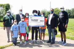 25 de agosto de 2021: El senador Sharif Street entrega un cheque al Club de Niños y Niñas Shane Victorino Nicetown para rehabilitar un campo adyacente al club con el fin de ofrecer actividades recreativas seguras al aire libre a sus miembros.  El club fue rebautizado después de que la fundación del ex jardinero central de los Phillies comprometiera un millón de dólares para rehabilitar las instalaciones cubiertas hace una década.