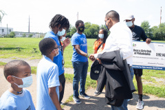 25 de agosto de 2021: El senador Sharif Street entrega un cheque al Club de Niños y Niñas Shane Victorino Nicetown para rehabilitar un campo adyacente al club con el fin de ofrecer actividades recreativas seguras al aire libre a sus miembros.  El club fue rebautizado después de que la fundación del ex jardinero central de los Phillies comprometiera un millón de dólares para rehabilitar las instalaciones cubiertas hace una década.