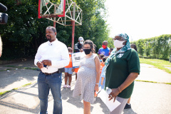 25 de agosto de 2021: El senador Sharif Street entrega un cheque al Club de Niños y Niñas Shane Victorino Nicetown para rehabilitar un campo adyacente al club con el fin de ofrecer actividades recreativas seguras al aire libre a sus miembros.  El club fue rebautizado después de que la fundación del ex jardinero central de los Phillies comprometiera un millón de dólares para rehabilitar las instalaciones cubiertas hace una década.