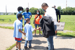 25 de agosto de 2021: El senador Sharif Street entrega un cheque al Club de Niños y Niñas Shane Victorino Nicetown para rehabilitar un campo adyacente al club con el fin de ofrecer actividades recreativas seguras al aire libre a sus miembros.  El club fue rebautizado después de que la fundación del ex jardinero central de los Phillies comprometiera un millón de dólares para rehabilitar las instalaciones cubiertas hace una década.