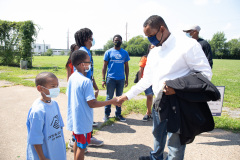 25 de agosto de 2021: El senador Sharif Street entrega un cheque al Club de Niños y Niñas Shane Victorino Nicetown para rehabilitar un campo adyacente al club con el fin de ofrecer actividades recreativas seguras al aire libre a sus miembros.  El club fue rebautizado después de que la fundación del ex jardinero central de los Phillies comprometiera un millón de dólares para rehabilitar las instalaciones cubiertas hace una década.
