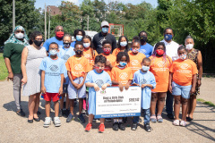 25 de agosto de 2021: El senador Sharif Street entrega un cheque al Club de Niños y Niñas Shane Victorino Nicetown para rehabilitar un campo adyacente al club con el fin de ofrecer actividades recreativas seguras al aire libre a sus miembros.  El club fue rebautizado después de que la fundación del ex jardinero central de los Phillies comprometiera un millón de dólares para rehabilitar las instalaciones cubiertas hace una década.