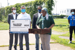 25 de agosto de 2021: El senador Sharif Street entrega un cheque al Club de Niños y Niñas Shane Victorino Nicetown para rehabilitar un campo adyacente al club con el fin de ofrecer actividades recreativas seguras al aire libre a sus miembros.  El club fue rebautizado después de que la fundación del ex jardinero central de los Phillies comprometiera un millón de dólares para rehabilitar las instalaciones cubiertas hace una década.