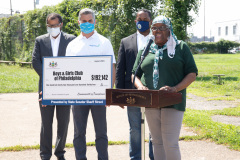 25 de agosto de 2021: El senador Sharif Street entrega un cheque al Club de Niños y Niñas Shane Victorino Nicetown para rehabilitar un campo adyacente al club con el fin de ofrecer actividades recreativas seguras al aire libre a sus miembros.  El club fue rebautizado después de que la fundación del ex jardinero central de los Phillies comprometiera un millón de dólares para rehabilitar las instalaciones cubiertas hace una década.