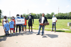 25 de agosto de 2021: El senador Sharif Street entrega un cheque al Club de Niños y Niñas Shane Victorino Nicetown para rehabilitar un campo adyacente al club con el fin de ofrecer actividades recreativas seguras al aire libre a sus miembros.  El club fue rebautizado después de que la fundación del ex jardinero central de los Phillies comprometiera un millón de dólares para rehabilitar las instalaciones cubiertas hace una década.