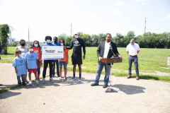 25 de agosto de 2021: El senador Sharif Street entrega un cheque al Club de Niños y Niñas Shane Victorino Nicetown para rehabilitar un campo adyacente al club con el fin de ofrecer actividades recreativas seguras al aire libre a sus miembros.  El club fue rebautizado después de que la fundación del ex jardinero central de los Phillies comprometiera un millón de dólares para rehabilitar las instalaciones cubiertas hace una década.