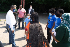 25 de agosto de 2021: El senador Sharif Street entrega un cheque al Club de Niños y Niñas Shane Victorino Nicetown para rehabilitar un campo adyacente al club con el fin de ofrecer actividades recreativas seguras al aire libre a sus miembros.  El club fue rebautizado después de que la fundación del ex jardinero central de los Phillies comprometiera un millón de dólares para rehabilitar las instalaciones cubiertas hace una década.