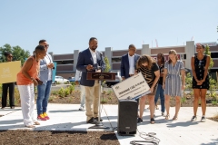 3 de agosto de 2022: El senador Sharif Street presenta 2,1 millones de dólares en fondos estatales RACP para el desarrollo de Sharswood Ridge.