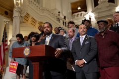 19 de junio de 2019: El senador Street se une a la Alianza Diáspora para las Oportunidades del Cannabis (DAC), Minorities for Medical Marijuana (M4MM) y otros defensores del cannabis para enfatizar la importancia de la equidad social, la eliminación de registros y el apoyo financiero y técnico para las comunidades que han sido devastadas por la Guerra contra las Drogas.