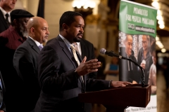 19 de junio de 2019: El senador Street se une a la Alianza Diáspora para las Oportunidades del Cannabis (DAC), Minorities for Medical Marijuana (M4MM) y otros defensores del cannabis para enfatizar la importancia de la equidad social, la eliminación de registros y el apoyo financiero y técnico para las comunidades que han sido devastadas por la Guerra contra las Drogas.