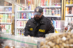 Stop n Go To9 de diciembre de 2019: A los senadores Sharif Street y Anthony Williams se les unió el presidente del Comité de Ley y Justicia, el senador Pat Stefano, en Filadelfia para realizar un recorrido por los molestos establecimientos de licor conocidos como tiendas "Stop n Go", que burlan las regulaciones de licor de los restaurantes para servir tragos de licor a los adultos y bolsas de dulces a los niños uno al lado del otro. ur Nicetown