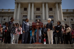 8 de mayo de 2023: El senador Sharif Street organiza una marcha estudiantil por la seguridad de las armas en Harrisburg. El programa Forget Me Knot tiene su sede en Filadelfia y ofrece formación laboral, tutoría y recursos educativos a jóvenes en situación de riesgo afectados por la pobreza y los abusos.