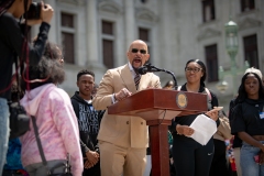 8 de mayo de 2023: El senador Sharif Street organiza una marcha estudiantil por la seguridad de las armas en Harrisburg. El programa Forget Me Knot tiene su sede en Filadelfia y ofrece formación laboral, tutoría y recursos educativos a jóvenes en situación de riesgo afectados por la pobreza y los abusos.