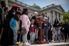 Mayo 8, 2023: Senator Sharif Street hosts a Student Marzo for Gun Safety in Harrisburg. The Forget Me Knot program is based out of Philadelphia and provides job training, mentorship, and educational resources for at-risk youth impacted by things like poverty and abuse.