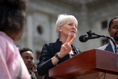8 de mayo de 2023: El senador Sharif Street organiza una marcha estudiantil por la seguridad de las armas en Harrisburg. El programa Forget Me Knot tiene su sede en Filadelfia y ofrece formación laboral, tutoría y recursos educativos a jóvenes en situación de riesgo afectados por la pobreza y los abusos.