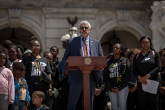 Mayo 8, 2023: Senator Sharif Street hosts a Student Marzo for Gun Safety in Harrisburg. The Forget Me Knot program is based out of Philadelphia and provides job training, mentorship, and educational resources for at-risk youth impacted by things like poverty and abuse.