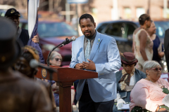 15 de junio de 2021: El senador Sharif Street interviene en la inauguración del banco Toni Morrison en Harrisburg como parte del primer monumento afroamericano