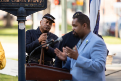 15 de junio de 2021: El senador Sharif Street interviene en la inauguración del banco Toni Morrison en Harrisburg como parte del primer monumento afroamericano