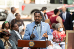 15 de junio de 2021: El senador Sharif Street interviene en la inauguración del banco Toni Morrison en Harrisburg como parte del primer monumento afroamericano