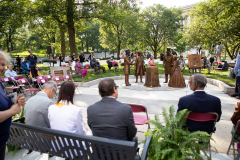 15 de junio de 2021: El senador Sharif Street interviene en la inauguración del banco Toni Morrison en Harrisburg como parte del primer monumento afroamericano