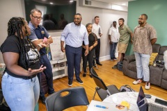 13 de julio de 2023: El Senador Sharif Street se une al Vicegobernador Austin Davis en su Gira por Comunidades más Seguras en Filadelfia.