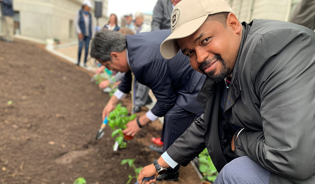 El senador Street anuncia 15.000 dólares en subvenciones para nutrición infantil y agricultura para la escuela de artes marciales Zhang Sah