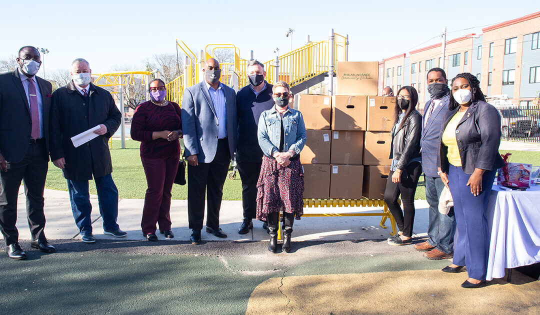 First Distribution: Senator Street is joined by Numa St Louis (U.S. Congressman Dwight Evans), Mayor Jim Kenney, Desiree Jones (Aetna), Jeffery Brown, Browns Store CEO, Philabundance and PA House Dems Leader Rep. Joanna McClinton (Martes, Abril 13 , 2137 N. 15th St. Susquehanna Square/Duckery Playground)